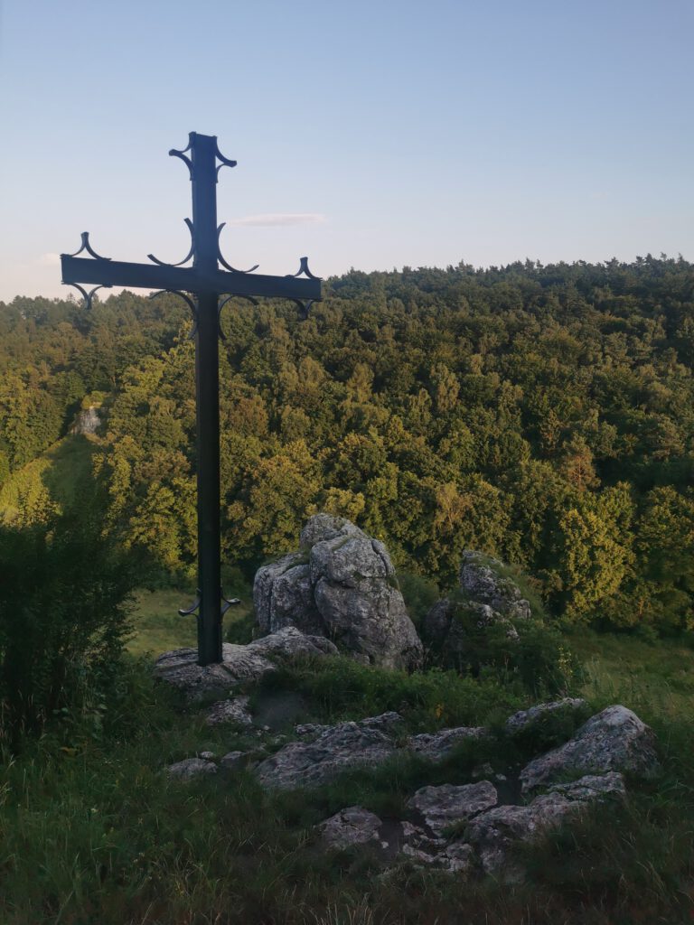 Skała Kmity - krzyż na szczycie
