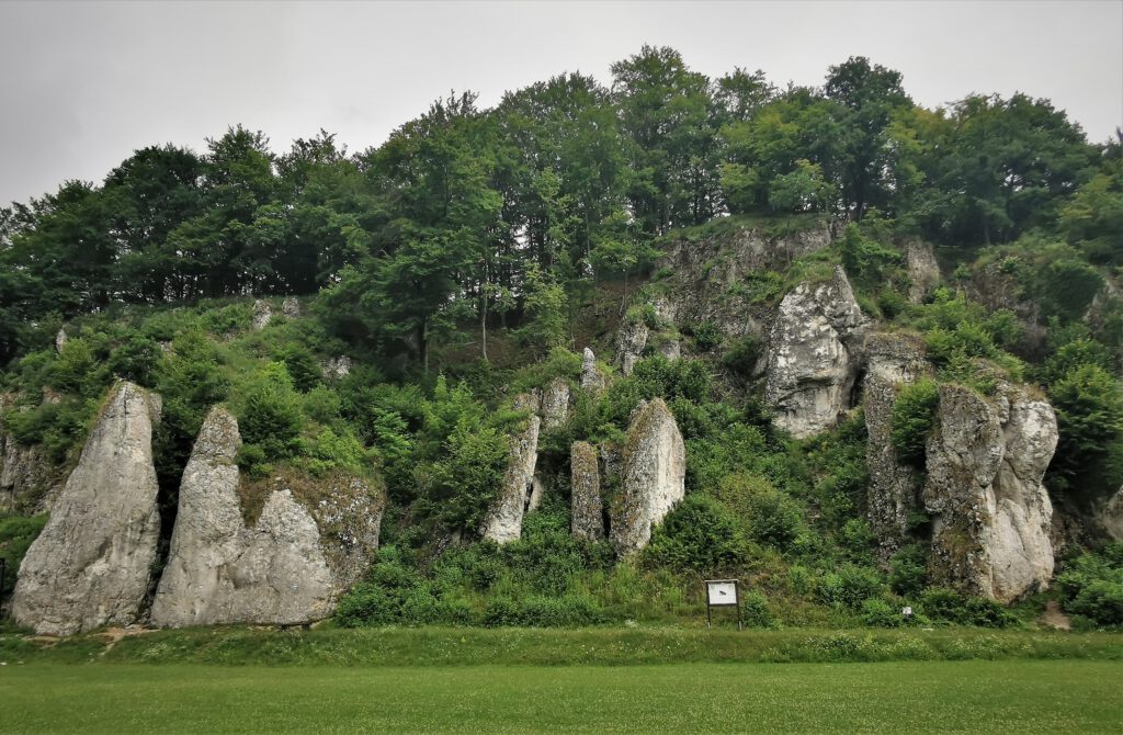Skały nad boiskiem dubie